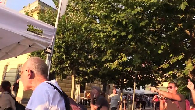 Milano, i no green pass devastano gazebo dei 5 Stelle tra insulti e minacce