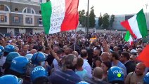Roma, tensione e tafferugli tra manifestanti no Green Pass e polizia