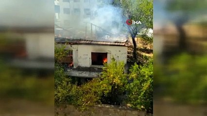 İzmir'de metruk ev yangını büyümeden söndürüldü