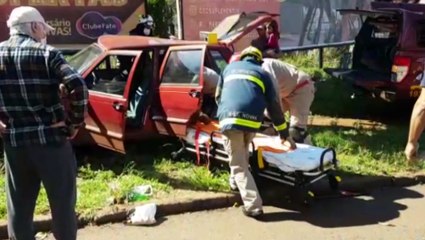 Três veículos se envolvem em forte colisão no Centro; Siate foi mobilizado para atendimento