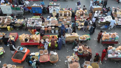 فقراء كابل وأغنياؤها.. كل واصل حياته بشكل مختلف بعد تفجيرات المطار