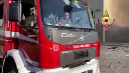 Grosso incendio in un palazzo di Milano - primi interventi dei Vigili del Fuoco
