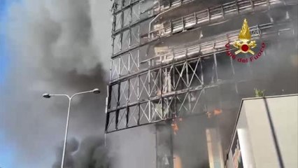 Son dakika haberleri: İtalya'da 15 katlı binada yangın çıktı