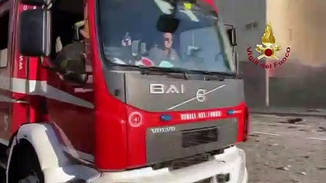 Milano, la facciata del palazzo divorata dalle fiamme: il filmato