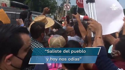Por tercer día consecutivo, CNTE bloquea paso de camioneta de AMLO en Chiapas