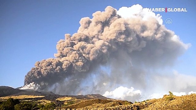Etna Yanardağı'nın lav ve kül püskürttüğü anlar kamerada