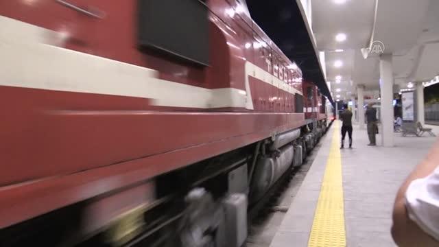 ESKİŞEHİR - Ankara'dan 99 gençle yola çıkan Zafer Treni Eskişehir'e geldi