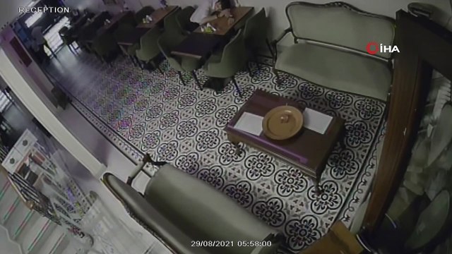 Taksim'de otel çalışanının uykusunu fırsat bilen iki hırsız kamerada