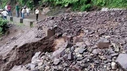 उत्तराखंड के पिथौरागढ़ में भूस्खलन, 2 की मौत, मलबे में दबे 5 लोग