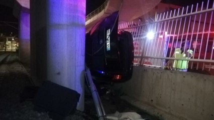 Ticari araç viyadükten tren yoluna uçtu: Ölü ve yaralılar var