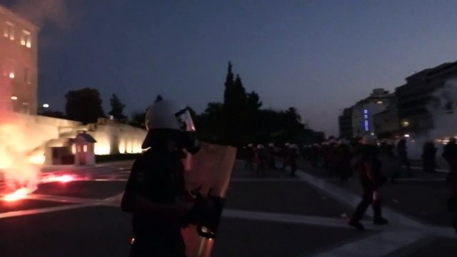 Афины: полиция разогнала демонстрацию против обязательной вакцинации