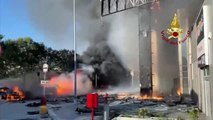 Découvrez les images très impressionnantes d'un immeuble résidentiel de 20 étages ravagé par un incendie à Milan au nord de l'Italie