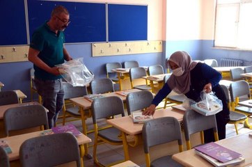 DERS KİTAPLARI SIRALARA KONULMAYA BAŞLANDI