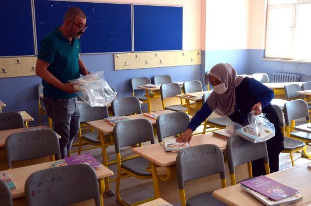 DERS KİTAPLARI SIRALARA KONULMAYA BAŞLANDI