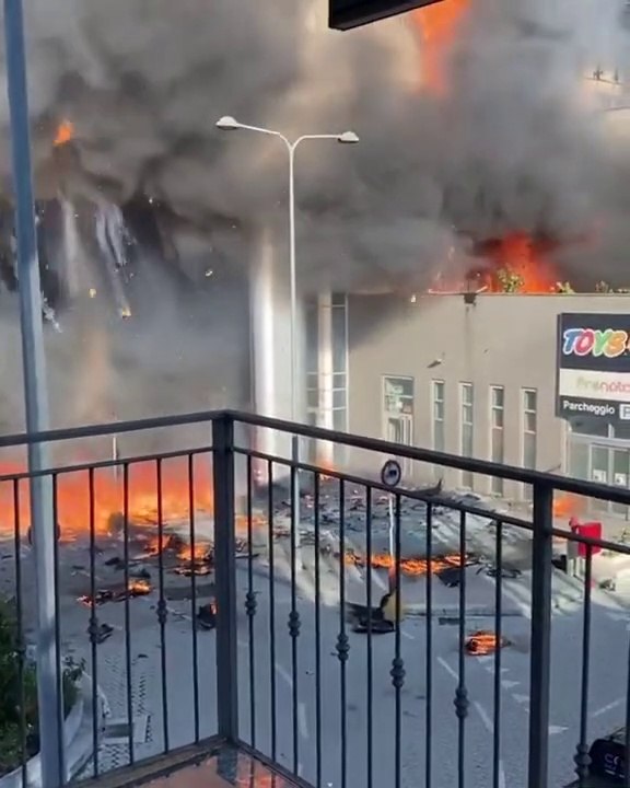 INCREDIBILE VIDEO, GRATTACIELO IN FIAMME A MILANO, MORGAN "DOBBIAMO ANDARCENE IMMEDIATAMENTE, GUARDATE COSA STA SUCCEDENDO"