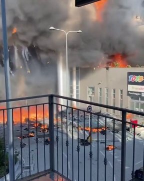 INCREDIBILE VIDEO, GRATTACIELO IN FIAMME A MILANO, MORGAN DOBBIAMO ANDARCENE IMMEDIATAMENTE, GUARDATE COSA STA SUCCEDENDO
