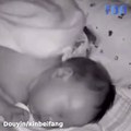 Elle laisse la garde de son fils à son mari et découvre son bébé en train de s'étouffer sur le moniteur alors que son mari dort
