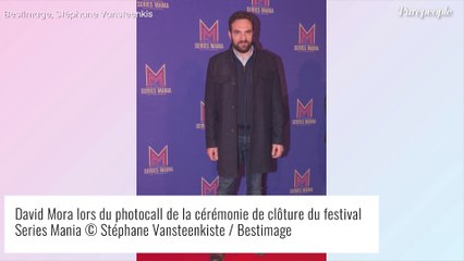 David Mora (Scènes de ménages) torse nu avec son bébé dans les bras, son physique interpelle