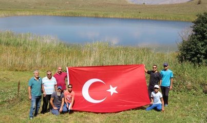 DOĞASEVERLER KARA GÖL'E YÜRÜYÜP, ZAFER GÜNÜNDE TÜRK BAYRAĞI AÇTI