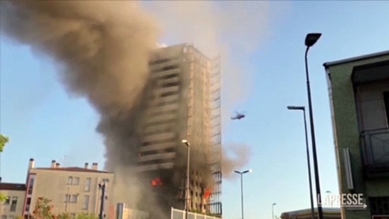 Mailand: 18-stöckiges Hochhaus brennt