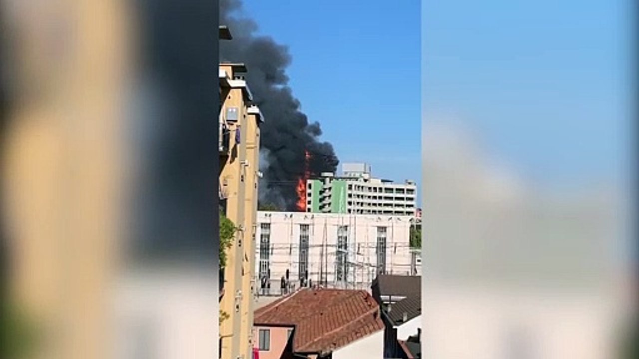 Milano, vasto incendio in un grattacielo: le fiamme viste da un palazzo vicino