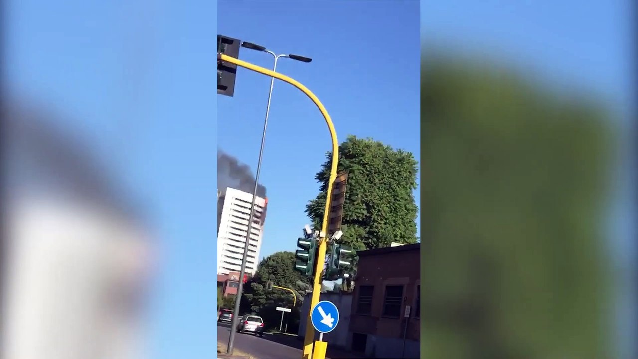 Milano, incendio in un grattacielo: le prime fiamme avvolgono i piani alti