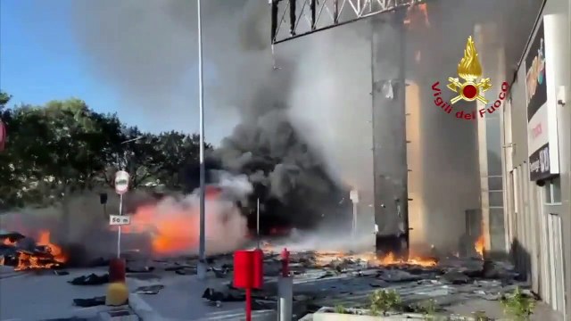 Milano, grattacielo in fiamme: le operazioni dei vigili del fuoco