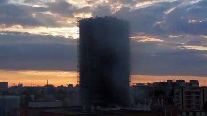 Tải video: Milano, grattacielo in fiamme: il timelapse delle operazioni di spegnimento nella notte