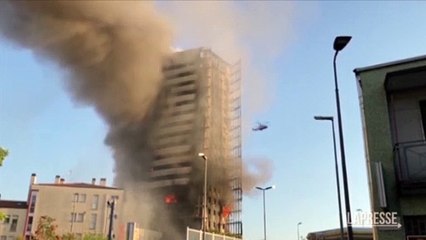 Ιταλία: Φωτιά σε 15ώροφη πολυκατοικία στο Μιλάνο