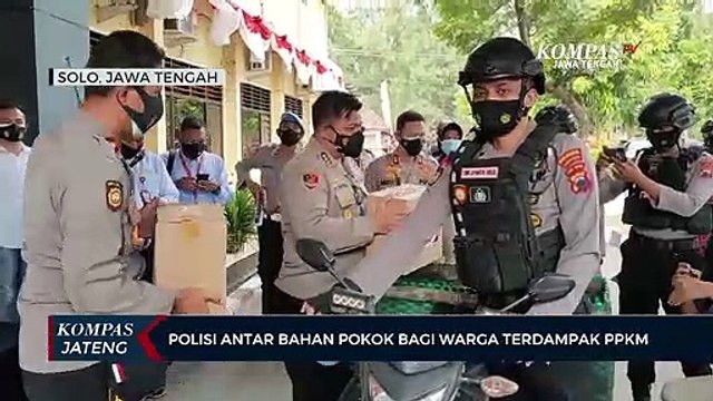 Polisi Antar Bahan Pokok Bagi Warga Terdampak PPKM