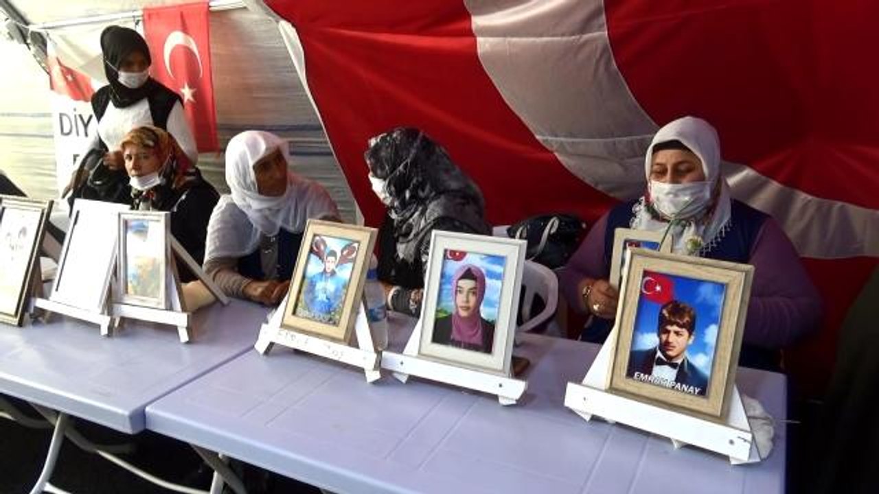 Evlat nöbetindeki gözü yaşlı anneden oğluna çağrı: - "Anneni seviyorsan oğlum dön gel, ölmeden seni göreyim"