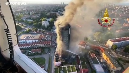 Un espectacular incendio devora un edificio de 20 pisos en Italia sin causar heridos