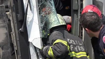 TEM'de ev eşyası taşıyan kamyon devrildi: 2 yaralı