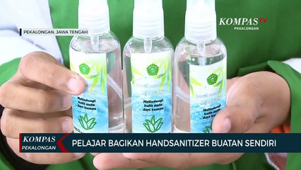 Pelajar SMK NU Kesesi Bagikan Hand Sanitizer Buatan Sendiri