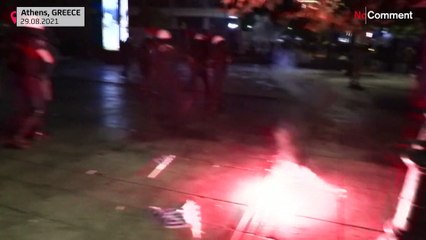 Télécharger la video: Greek police fire tear gas as 7,000 protest vaccine rules in Athens