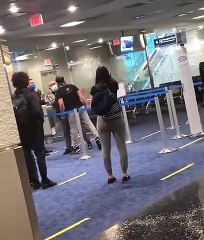 El video del hombre que destruyó el aeropuerto de Miami cuando le exigieron que se pusiera el barbijo