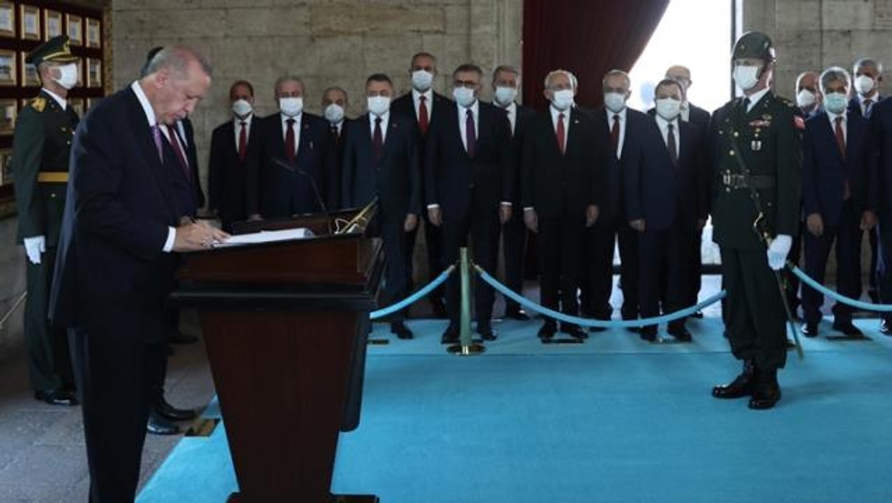 Devlet erkanı Ata'nın huzurunda! Cumhurbaşkanı Erdoğan, Anıtkabir Özel Defteri'ni imzaladı: Türkiye Cumhuriyeti Devleti emin ellerdedir