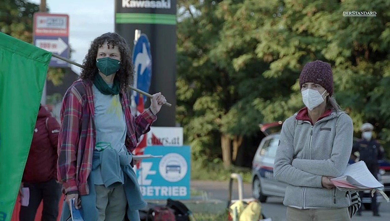 Klimaaktivistinnen blockieren Baustellen in Wien