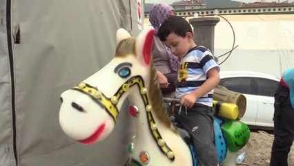 Son dakika haberi... KASTAMONU - Selde parkları zarar gören Bozkurtlu çocuklar için lunaparktan oyuncak getirdiler