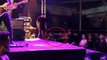Şarkıcı Kıraç, konserde sahneye çıkarken yere kapaklandı