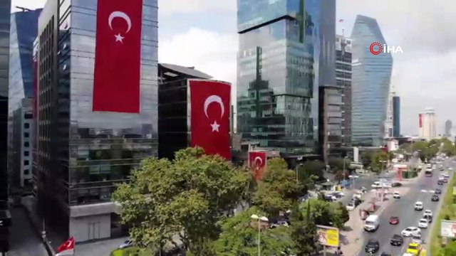 Maslak’ta gökdelenler Türk bayrakları ve Atatürk posteriyle süslendi