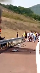 Bariyerlere çarpan araç alev aldı, yaralanan 3 kişi yanmaktan son anda kurtuldu