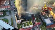 Incêndio consome edifício de 20 andares em Milão