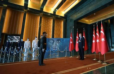 Cumhurbaşkanı Erdoğan, 30 Ağustos tebriklerini ''Mülteci Çocuk'' tablosu önünde kabul etti