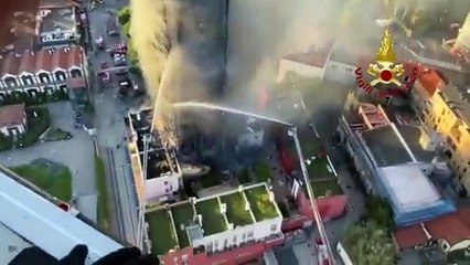 Скачать видео: Incêndio consome edifício de 20 andares em Milão