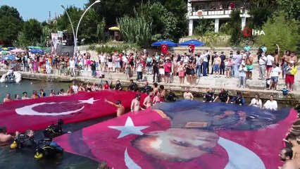 Bayrağı gören dalgalandırmak için denize atladı
