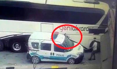 Son dakika haberi... Polis memuru otobüs ile ekip otosu arasında sıkıştı...O anlar kameralara yansıdı