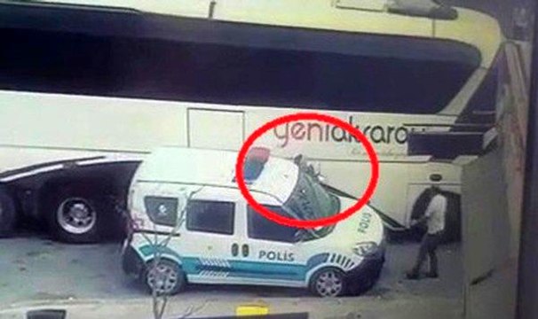 Son dakika haberi... Polis memuru otobüs ile ekip otosu arasında sıkıştı...O anlar kameralara yansıdı