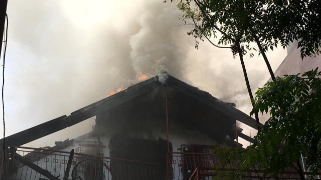 Son dakika! Yangın mahalleyi dumana boğdu, küçük Ecrin duyarlılığı ile takdir topladı