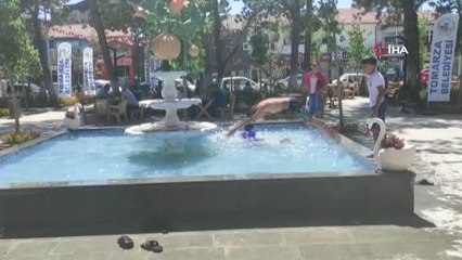 Sıcaktan bunalan çocuklar süs havuzuna koştular